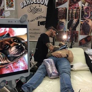 Sweet and meta photo of tattoo artist Roger Mares at work at the Barcelona Tattoo Convention in May, 2016. (via IG—mares_tattooist) #RogerMares #Animals #Neotraditional #Color
