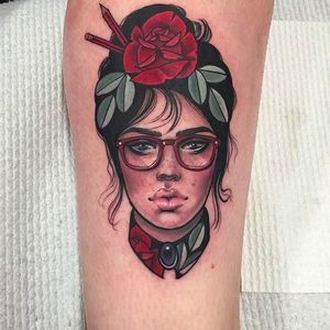 Lady with eyeglasses Tattoo by Hannah Flowers @Hannahflowers_tattoos #Hannahflowerstattoos #girl #woman #lady #girltattoo #ladytattoo #Inkslavetattoos #portrait