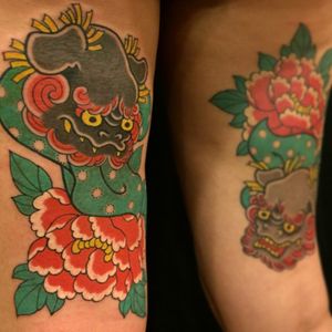 A lovely pair of foo dog faces looking out from some peonies by Caio Pineiro (IG—caiopineiro). #CaioPineiro #foodog #Irezumi #Japanese #komainu #traditional