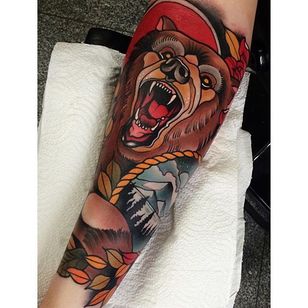 Tatuaje de oso neo tradicional por Johnny Domus Mesquitan #NeoTraditionalBear #NeoTraditional #BearTattoo #BearTattoo #JohnnyDomusMesquitan #bear