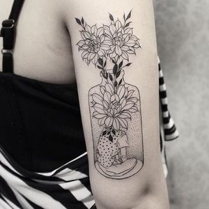 Flower Tattoo by Sandra Cunha #flower #flowertattoo #blackwork #blackworktattoo #blackink #blackinktattoo #blacktattoos #blackworkartist #braziliantattooartists #SandraCunha