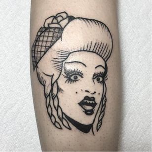 Tatuaje de dama divertida por Lydia Marier #LydiaMarier #minimalista #blackwork #tradicional