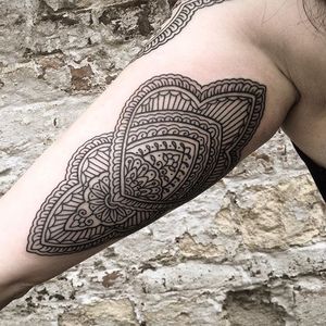Geometric Tattoo by Kamila Daisy #geometric #geometrictattoo #patternwork #patternworktattoo #patterntattoo #geometricpattern #linework #blackwork #blckwrk #blackink #blackworktattoo #mehndidesign #KamilaDaisy