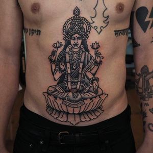 Amazing stomach tattoo of Vishnu sitting atop a lotus flower. Awesome tattoo by Or Kantor. #OrKantor #OMkantor #Vishnu #Lotus