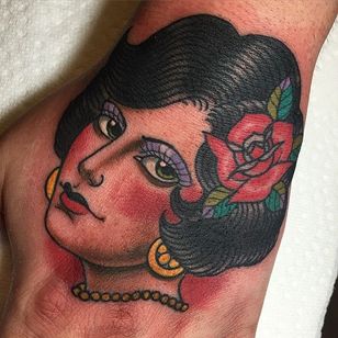 Solid Gypsy Lady Tattoo en la mano por Xam @XamTheSpaniard #Xam #XamtheSpaniard #Beautiful #Gypsy #Girl #Lady #Hand #Traditional #sevendoorstattoo #London