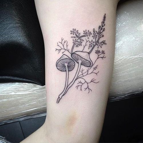 Nature tattoo, photo: Instagram #EmilyAliceJohnston #blackwork #linework #flower #mushrooms
