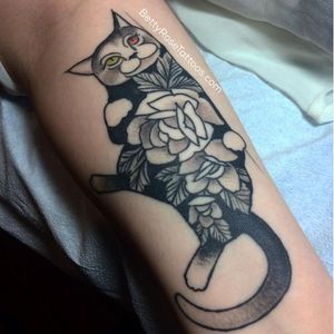 Rose cat tattoo by Betty Rose #BettyRose #cat #linework #blackwork #kitten #rose #flower (Photo: Instagram)