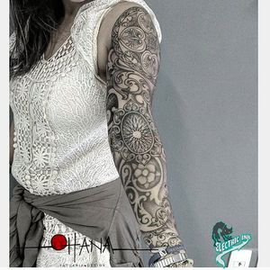 Fechamento incrível por Flavio Souza! #FlavioSouza #tatuadoresbrasileiros #blackwork #dotwork #pontilhismo #ornamental #ornamentos #sleeve #manga #fechamento #tattooedgirl