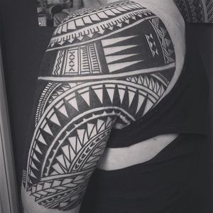 A powerful looking Polynesian upper arm tattoo by Chris Higgins (IG—higginsandco). #blackwork #ChrisHiggins #Polynesian #tribal