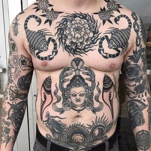 New shells with incredible healed chest and stomach by Javier Betancourt #javierbetancourt #traditional #blackwork #scorpion #shells #snakes #dragon #Tibetan #Buddha #fire #flower #tattoooftheday