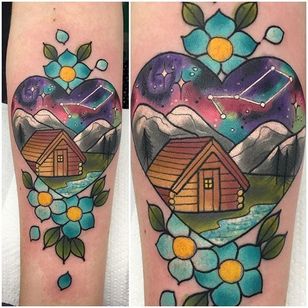 Tatuaje de cabaña de troncos por Ashley Luka