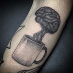 Vai uma café? #PedroVeloso #brazilianartist #tatuadoresdobrasil #brasil #brazil #blackwork #cafe #coffee #smoke #fumaça #cup #caneca #cerebro #brain