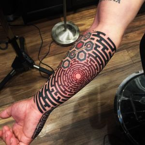 A blackwork labyrinth with a touch or red by Kris Patay (IG—krispatay). #blackwork #KrisPatay #maze #labyrinth