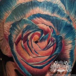 It's wonderful how Vic Vivid (IG-vicvivid) sometimes tips his rose petals in a different color. #color #realism #Roses #VicVivid