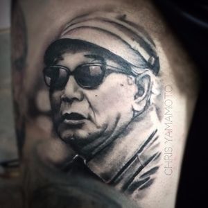 O diretor Akira Kurosawa por Chris Yamamoto! #ChrisYamamoto #TatudoresBrasileiros #TatuadoresdoBrasil #Tattoobr #TattoodoBr #AkiraKurosawa #cineasta #blackandgrey #pretoecinza #realismo #realism #realistic