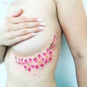 Side boob tattoo by Pis Saro. #PisSaro #floral #placement #flower #ladies #women #ideas #gorgeous #sideboob