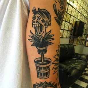 Tatuaje en la parte superior derecha del brazo, tatuaje negro funky realizado por el conserje Jake.  #JanitorJake #HatCityTattoo #traditional #fat tattoos #blackwork