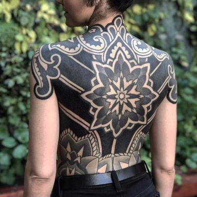 Insane backpiece by Xnazax #Xnazax #blackwork #blackandgrey #mandala #ornamental #backpiece #paisley #geometric #pattern #flower #dotwork #linework #tattoooftheday