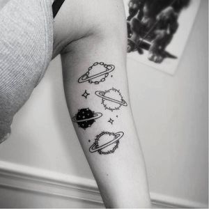 Fun planet tattoos by Iria Alcojor #IriaAlcojor #ignorantstyle #naive #blackwork #planet