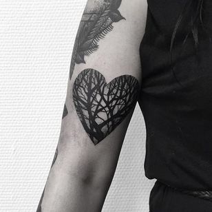 Heart of Branches Tattoo por Johannes Folke #hjerte #brene #blackwork #blackink #illustrative #JohannesFolke