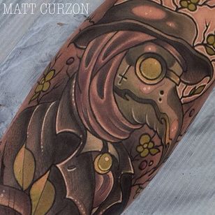 Tatuaje neo tradicional del doctor de la peste por Matt Curzon #PlagueDoctor #PlagueDoctorTattoos #NeoTraditional #NeoTraditionalPlagueDoctor #MattCurzon
