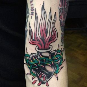 Tatuaje del Sagrado Corazón Negro, obra sólida de Tattoo Rome.  #TattooRom #sacredheart #tradicional