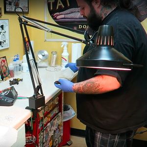 Tattooist preps his station #Shakycode #vlogger #tattooed #knuckles #video
