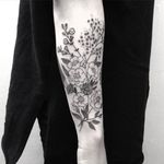 English wildflower tattoo, photo: Instagram #flower #EmilyAliceJohnston #blackwork #linework