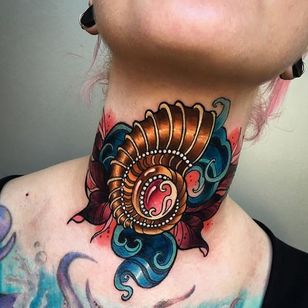 Tatuaje de garganta por Olie Siiz