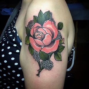 Rosa y delicioso tatuaje de Lydia Hazelton.  #neotradicional #flor #rosa # milenrama #LydiaHazelton