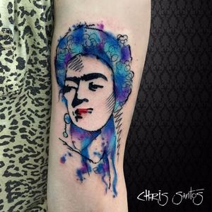 Por Chris Santos! #ChrisSantos #FridaKahlo #FridaKahloTattoo #FridaTattoo #TatuadoresBrasileiros #aquarela #aquarelatattoo #watercolor #watercolortattoo