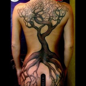 Tree bodysuit, artist unknown #leaflesstree #tree #noleaves #fall #nature #blackwork #bodysuit