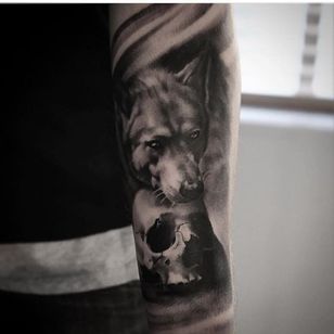 Tatuaje de calavera y lobo negro y gris suave de Jonas Bødker.  #gris negro #realismo # JonasBødker #lobo #kranie