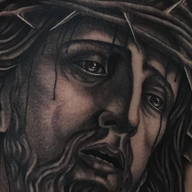 Detalles ... Tatuaje religioso realizado por Javier Betancourt.  (IG - javierbetancourt) #SESIONES #JavierBetancourt #Jesus #religioustattoo #blackandgrey #traditionaltattoo