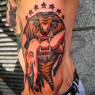 Tatuaje de tigre y chica pin-up por Rafa Decraneo @Rafadecraneo #Rafadecraneo #Traditional #Neotraditional #Girl #Lady #Woman #Spain #Truelovetattoo #Tiger #Pinup