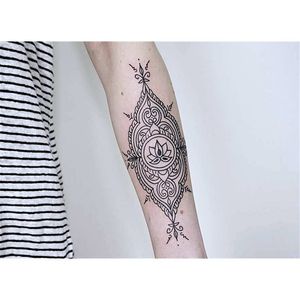 Mehndi inspired tattoo by Zelina Reissinger #ZelinaReissinger #linework #minimalistic #small #blackwork #btattooing #blckwrk #ornamental #mehndi