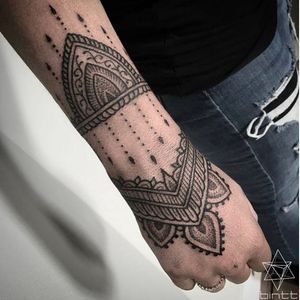 Intricate cuff tattoo by Bintt, UK #cufftattoo #linework #dotwork #blackwork #cuff #mehndi
