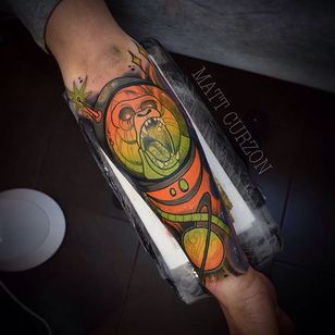 Tatuaje de gorila neo tradicional por Matt Curzon #Gorilla #GorillaTattoo #NeoTraditionalGorilla #NeoTraditionalTattoo #MattCurzon