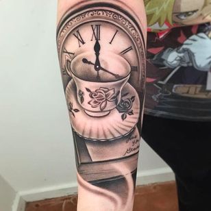 Tatuaje de taza de té y reloj de Nate Graves.  #NateGraves #Sagrado #realismo #michigan #gris negro #realista #taza de té #reloj