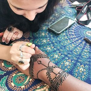 Bella Henna at work (via IG-bellahenna) #mehndi #henna #indian #ornamental #decorative #tattooinspiration #bellahenna