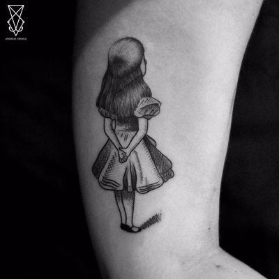 Alice tattoo por Andreas de França! #AndreasdeFrança #tatuadoresbrasileiros #tattoobr #tatuadoresdobrasil #blackwork #alice #aliceinwonderland #alicenopaísdasmaravilhas
