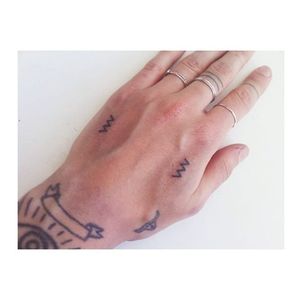 Awesome and simple ring tattoos! #ringtattoo #ring #zigzag #fingertattoo #linework #JemimaKirke