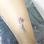 Minimalistic tattoo by Luiza Oliveira #LuizaOliveira #small #delicate #flower #flowers