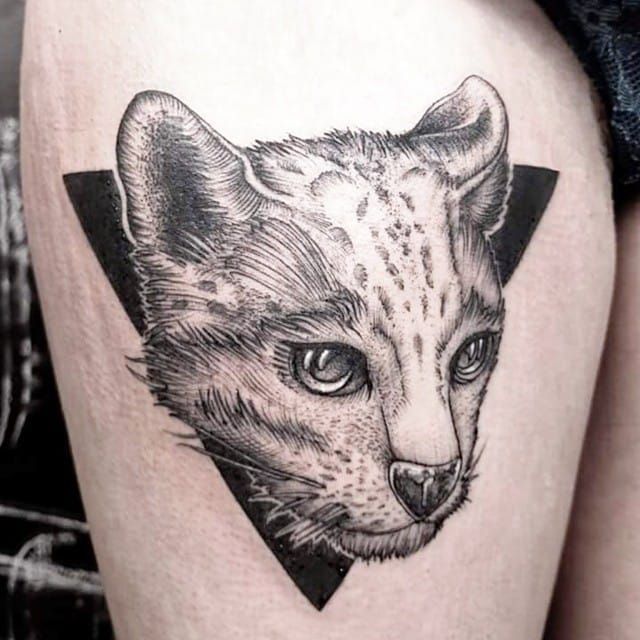 Interesante tatuaje de gato de Gabor Zolyomi.  #GaborZolyomi #FatumTattoo #blackwork #illustrativtatovering #vildkat