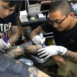 Heng Yue (right) tag-teaming a largescale tattoo with another artist (IG—newassasin_tattoo). #blackandgrey #HengYue #Japanese #largescale #realism