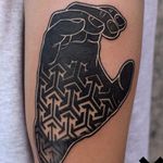 Killer strong blackwork in this hand tattoo by Kreatyves #Kreatyves #surreal #geometric #pattern #hand #opticalillusion