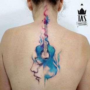 Tatuaje de guitarra por Rodrigo Tas #WatercolorTattoo #WatercolorTattoo #WatercolorArtists #Watercolor #Brazil #BrazilianTattooArtists #RodrigoTas #guitar