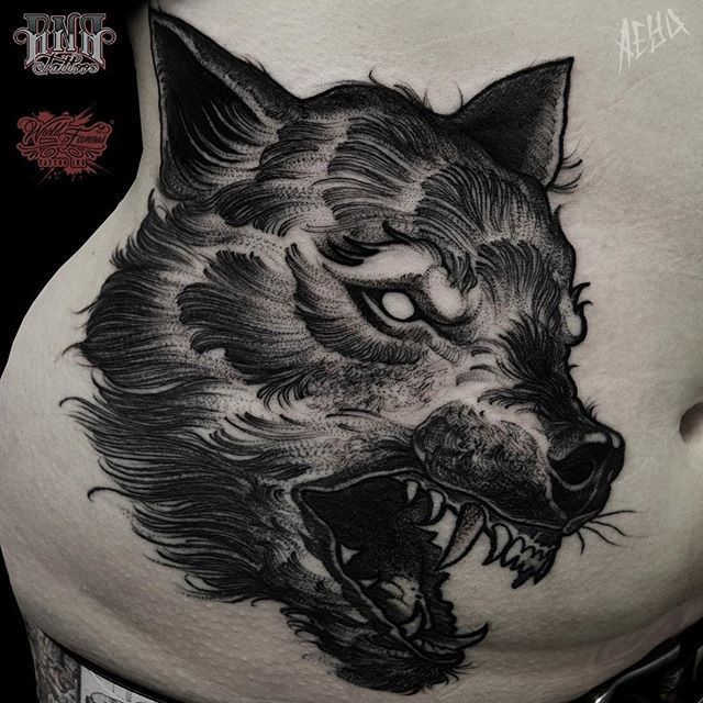 Tatuaje de lobo por Alex Underwood #wolf #wolftattoo #blackworkwolf #blackwork #blackworktattoo #blackworktattoos #blacktattoos #blackink #blackworkartists #AlexUnderwood