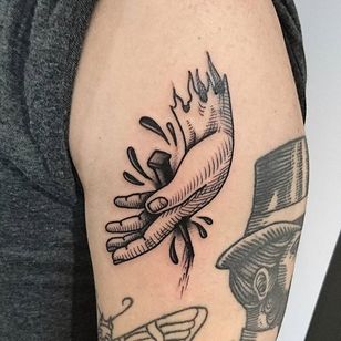 Tatuaje de mano de Nick Whybrow