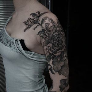 Floral arm tattoo. (via IG - nikolay_tereshenko) #nikolaytereshenko #blackandgrey #softblackandgrey #floral